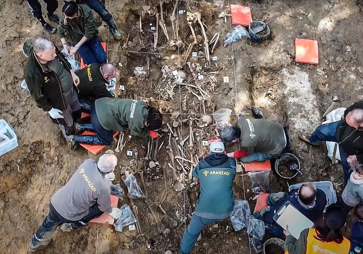 Excavación de la fosa común de la Guerra Civil encontrada en el cementerio de Begoña, la mayor registrada en Euskadi.