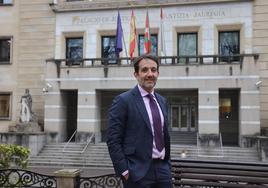 El juez decano de Bilbao, Aner Uriarte, frente al Palacio de Justicia de la capital vizcaína