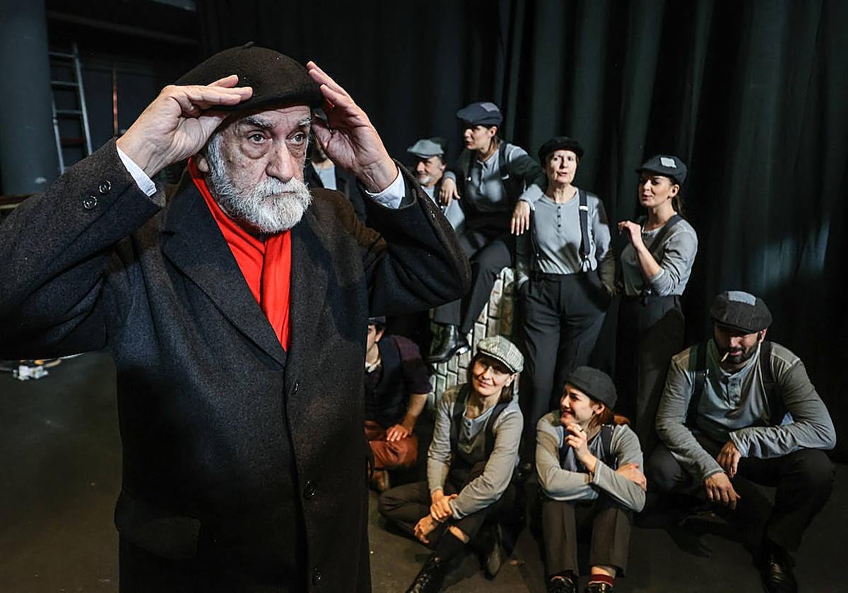 Ramón Barea con el resto del elenco: Aitor Fernandino, Arnatz Puertas, Alfonso Torregrosa, Olatz Ganboa, Itziar Lazkano, Leire Ormazabal, Ione Irazabal, Sandra Martín y Diego Pérez.