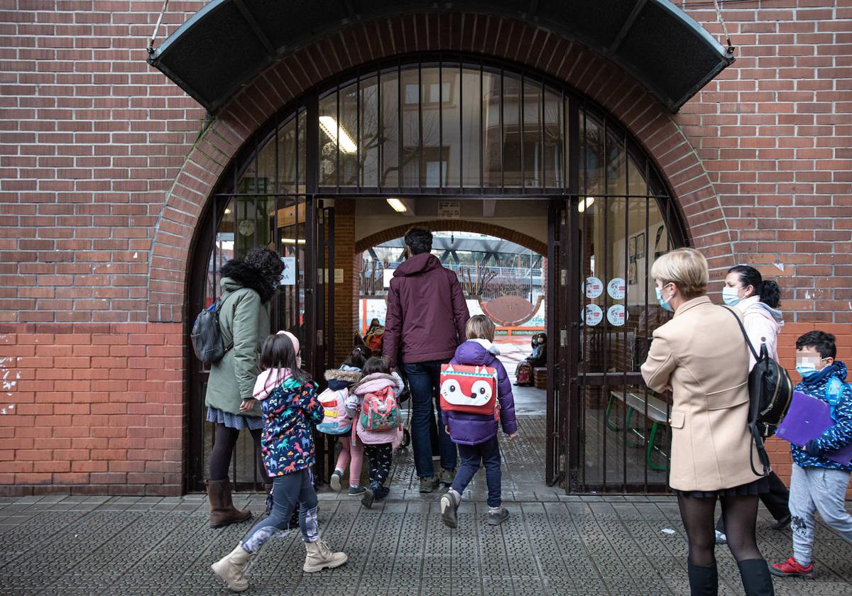 Alumnos de una ikastola en Deusto, durante la entrada a clase