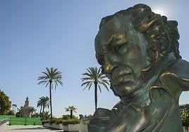 Réplicas de la estatuilla de Goya que se entrega en la Gala del Cine Español en las calles de Sevilla