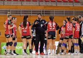 'Jaíto' da instrucciones a las jugadoras del ZEV Zuazo durante un partido