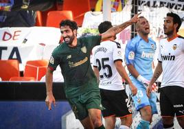 Raúl celebra una diana en Mestalla