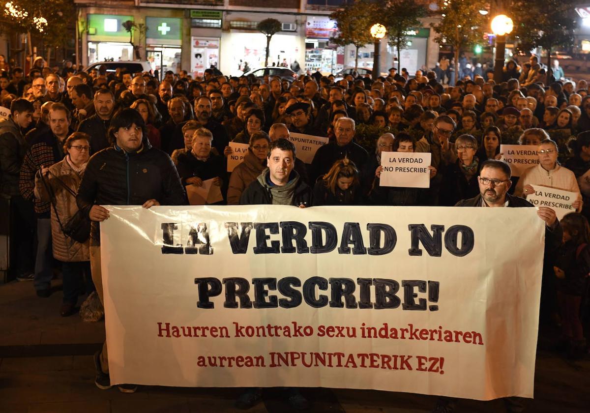 Concentración de apoyo en Bilbao a varias víctimas de abusos en el colegio Salesianos