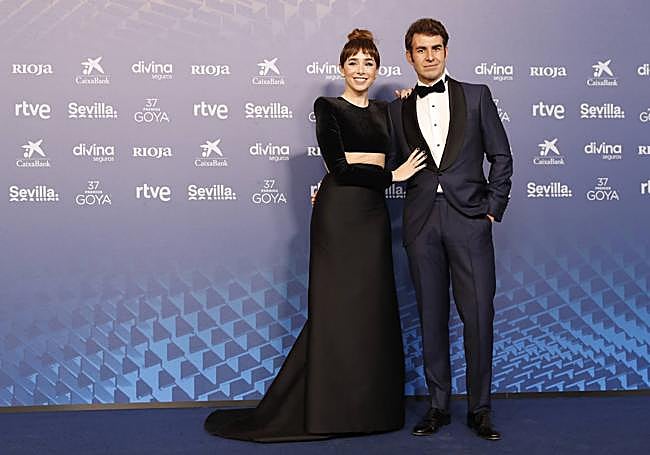 La actriz Candela Serrat y el actor Daniel Muriel posan para los medios en la alfombra azul.