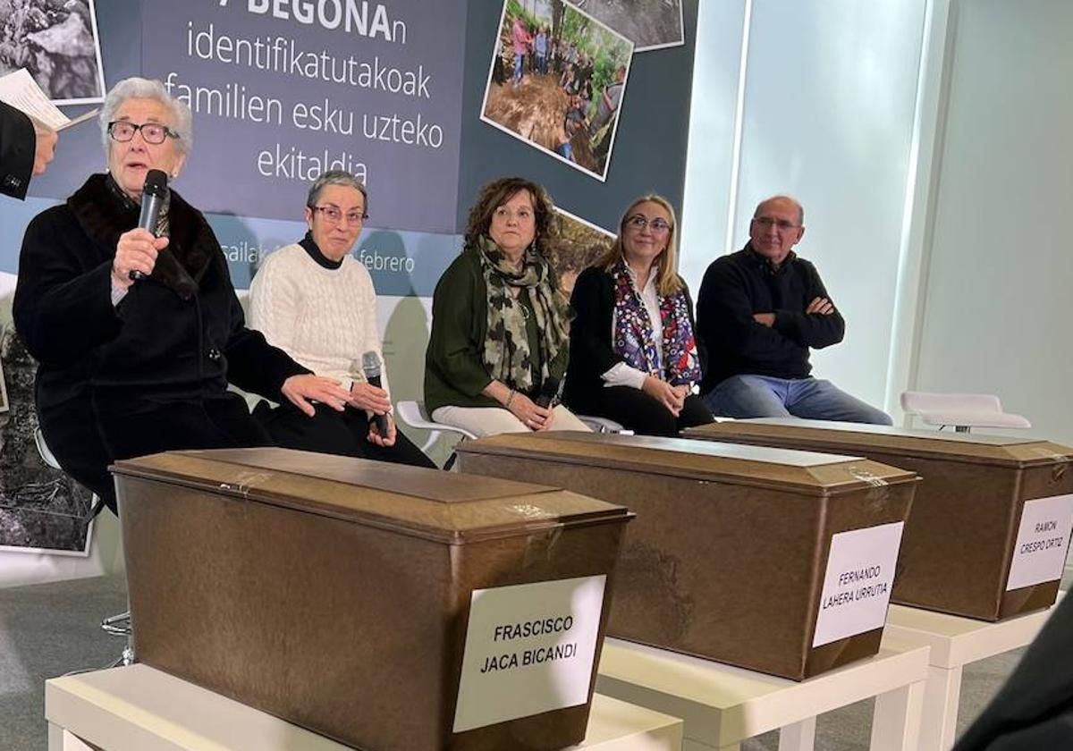 Familiares de los gudaris encontrados, esta mañana en Gogora.