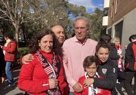 Andoni Goikoetxea posa con peñistas rojiblancos hoy en Valencia