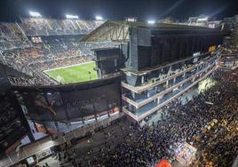 La protesta contra Lim vacía Mestalla hasta el minuto 19