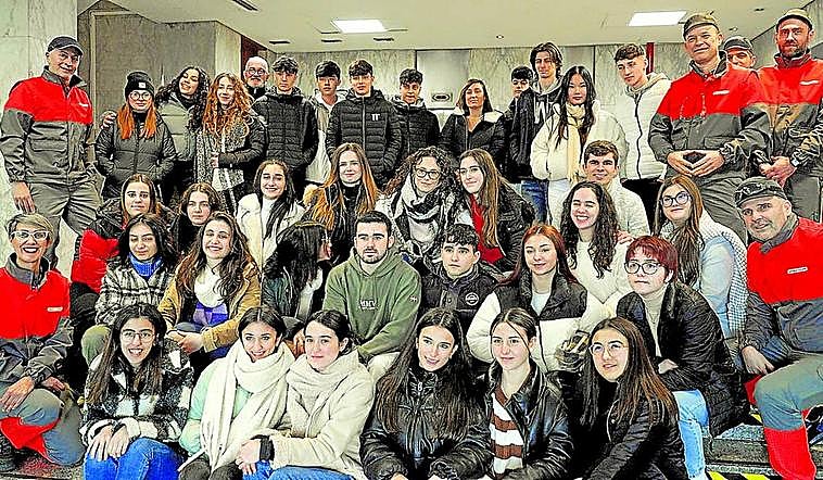 Colegio Basauri - Bridgestone. Los grupos representantes de la cooperativa de enseñanza junto a sus profesores y mentores de Bridgestone.