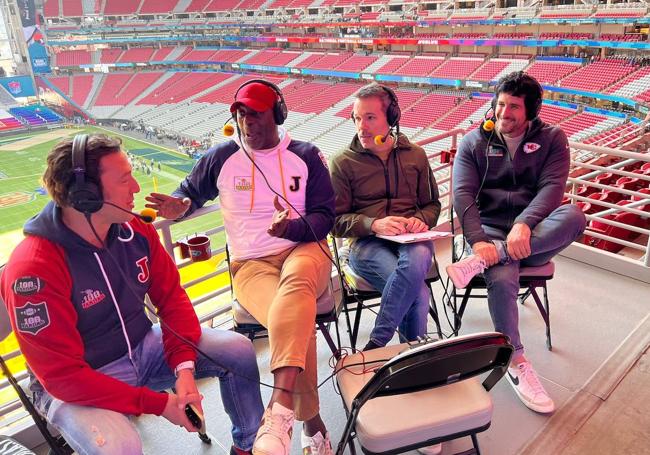 Sagasti, a la derecha, en el State Farm Stadium junto a los otros componentes de '100 yardas': José Antonio Ponseti, Javi Gómez y Luis Jones.