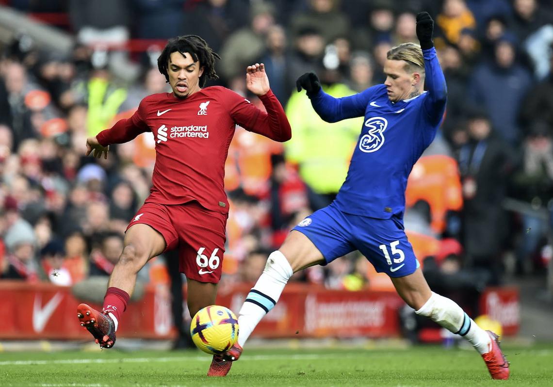 Imagen - Alexander Arnold disputa un balón con Mykhailo Mudryk, del Chelsea.