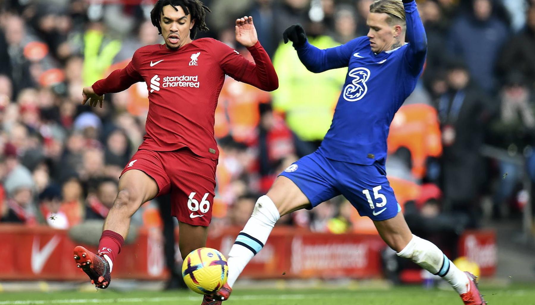 Imagen - Alexander Arnold disputa un balón con Mykhailo Mudryk, del Chelsea.