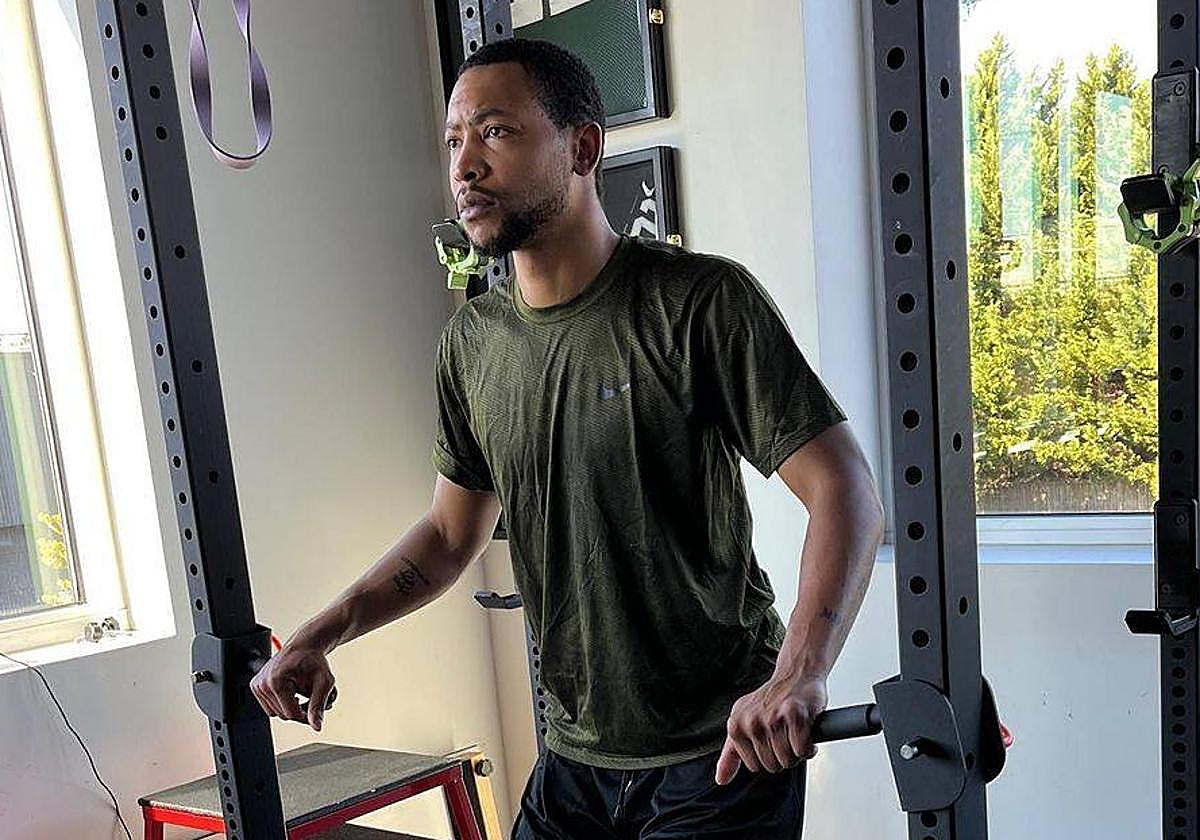 Goudelock trabaja en su gimnasio de Estados Unidos