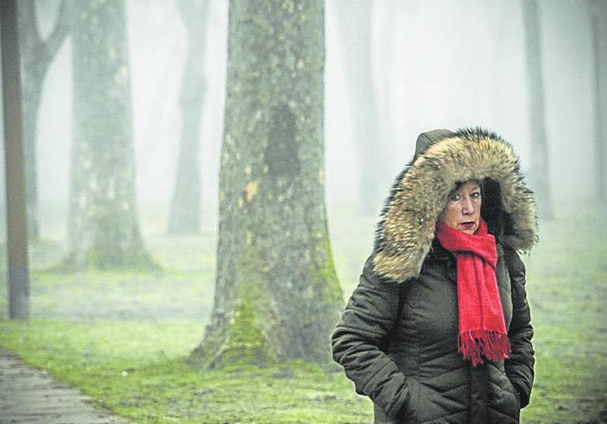 Una mujer se abriga para combatir las bajas temperaturas