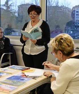 Imagen secundaria 2 - Taller de David Busto para «activar los recuerdos» a través de la fotografía. La 'marcha nórdica' de un grupo y curso de poesía que imparte Aurora Nieva. 