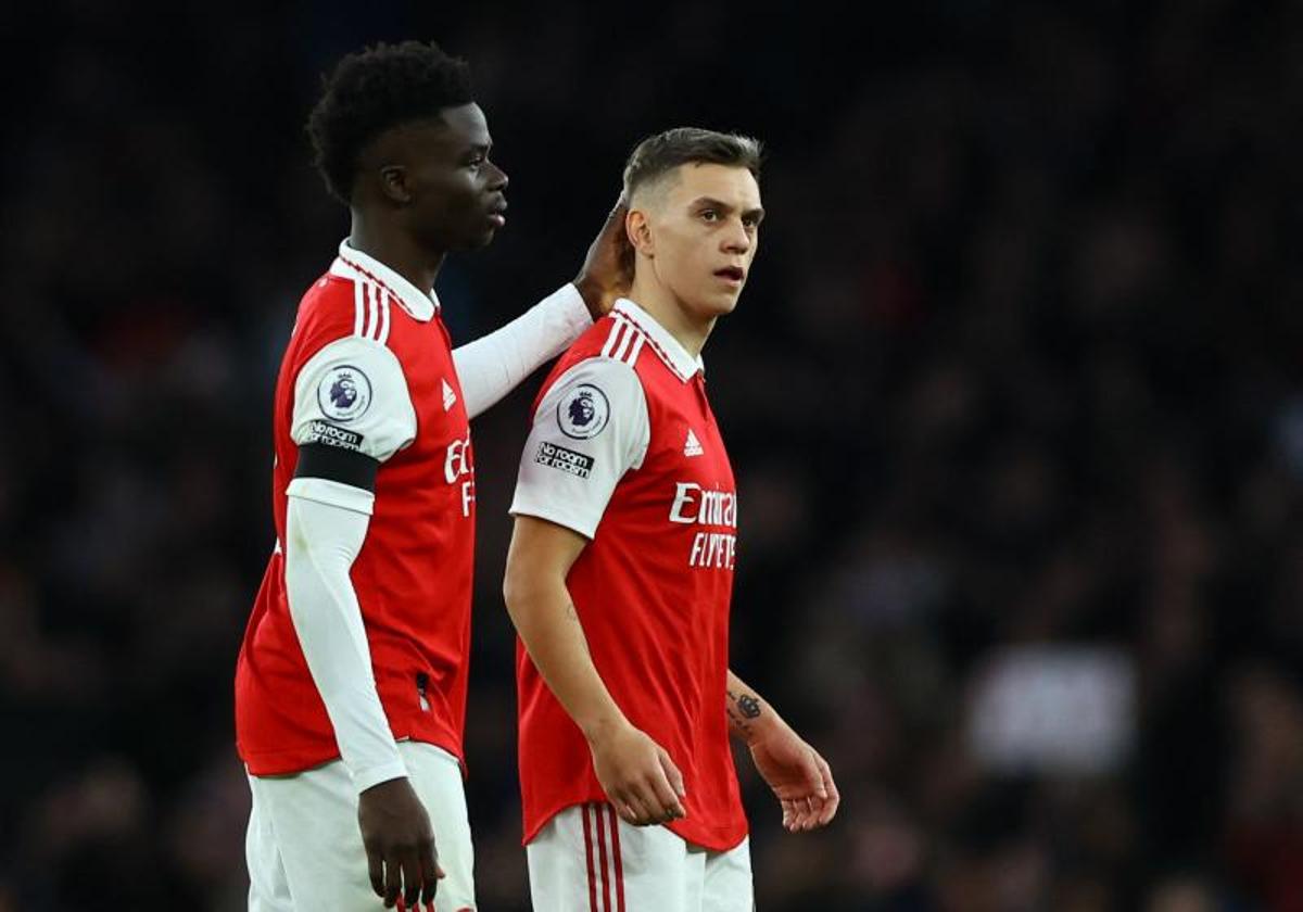 Los jugadores del Arsenal Leandro Trossard y Bukayo Saka