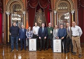 Aburto con los respresentantes de ambos clubs