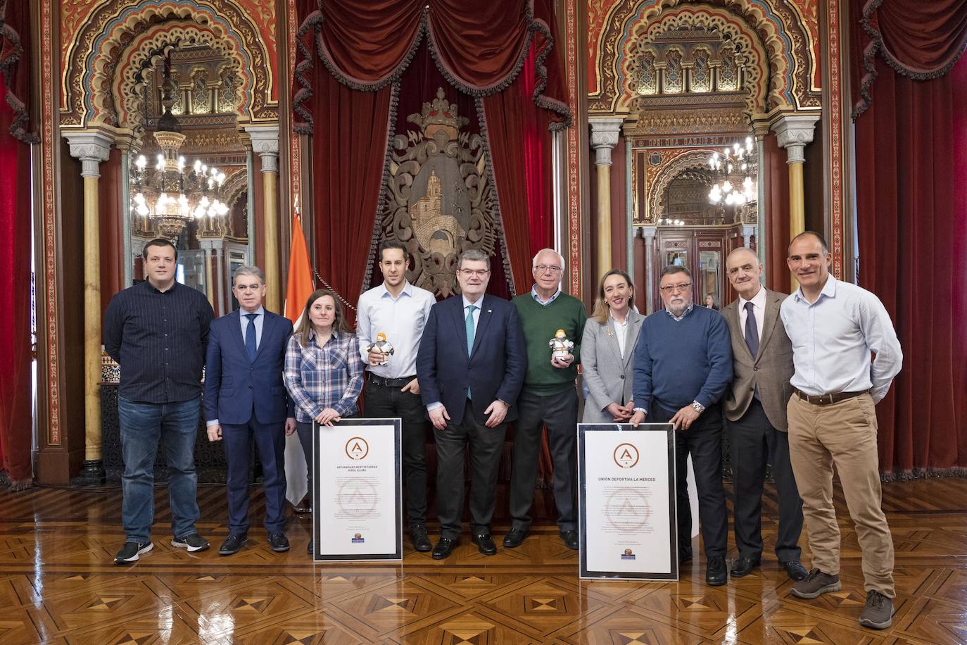 Aburto con los respresentantes de ambos clubs