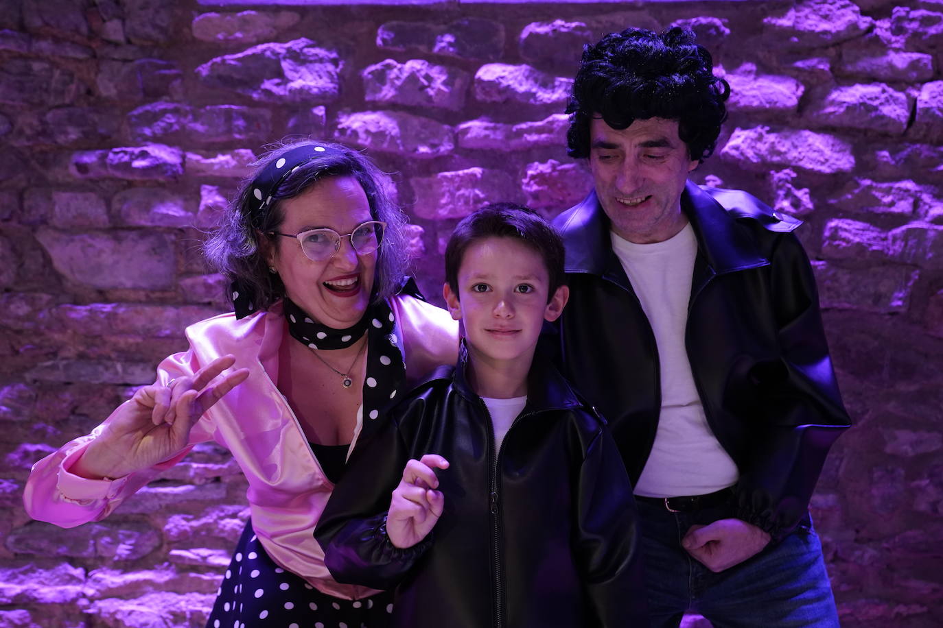 Ana Rosa Gutiérrez, Inar Ruiz de Oña y Juan Carlos Gómez de Balugeda recuperan el clásico de película 'Grease' con la Asociación Cultural San Viator. 