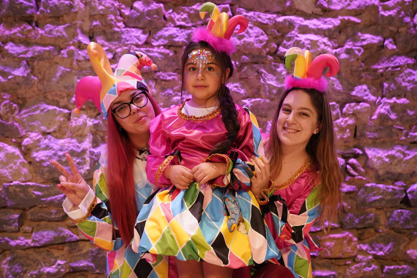 Jennifer Fernández, Yaret Jiménez y Cristina Pérez, de la Asociación Socio-Cultural Iritsi Gara, le ponen cara al payaso Pierrot. Eso sí, sus disfraces y sonrisas son mucho más coloridas que las del personaje italiano. 