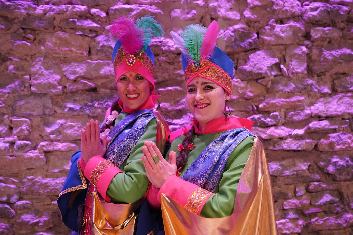 Cristina Ruiz de Azua y Leticia Ruiz de Azua se vestirán de Bollywood. Las hermanas, que pertenecen al AMPA del Colegio Urkide, buscarán aportar colorido entre el resto de máscaras.