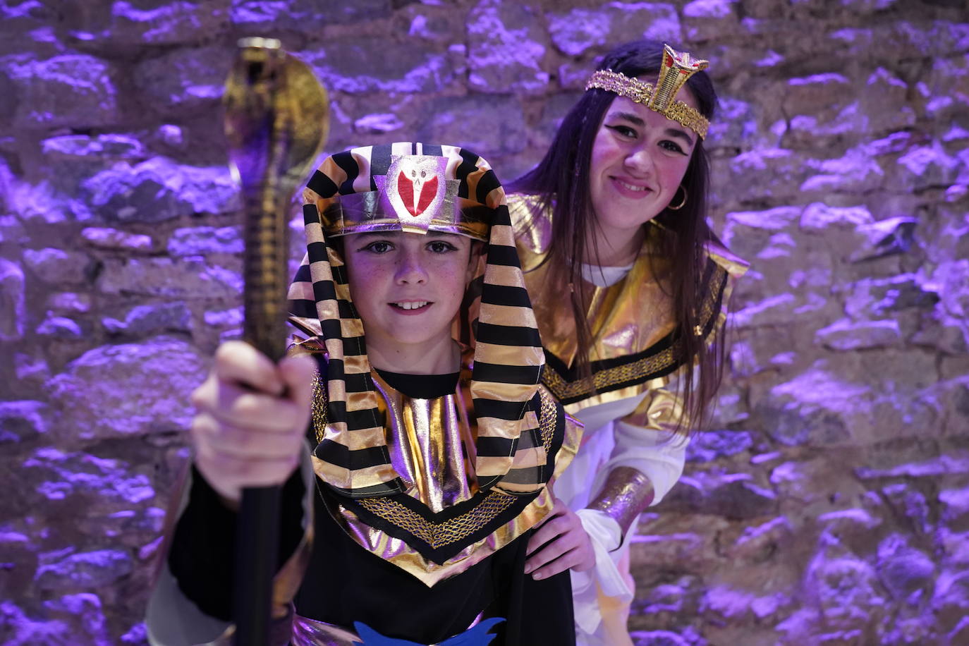 Amets Muñoz y Haizea Muñoz interpretarán a Cleopatra y Tutankamón. Miembros de la Peña Barcelonista de Vitoria, optarán por rescatar la mitología egipcia para llenar de misterio el Carnaval.