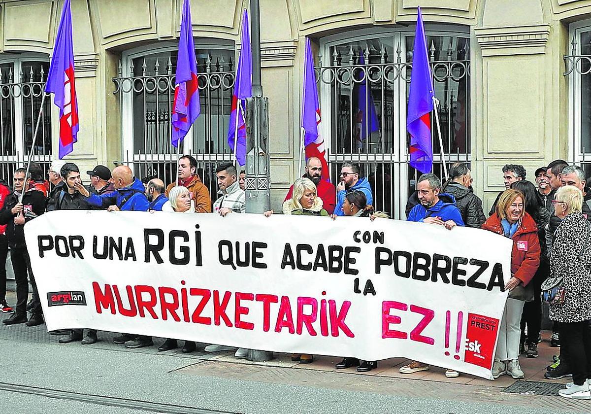 Concentración para aumentar la Renta de Garantía frente al Parlamento el pasado diciembre.