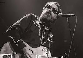 Alfredo Niharra, con su guitarra eléctrica Gretsch Nashville, regresará en un formato de trío distinto, sin batería