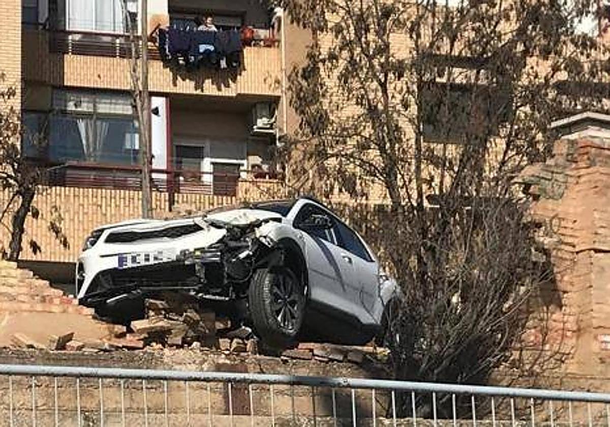 Un coche se queda suspendido en el aire en Tudela tras quedarse dormido el conductor
