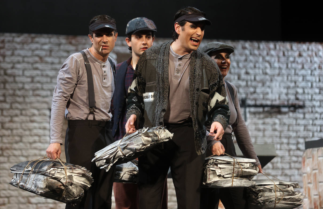 Parte del elenco de la obra, durante el pase gráfico que ofrecieron en el Arriaga previo al estreno, este viernes.