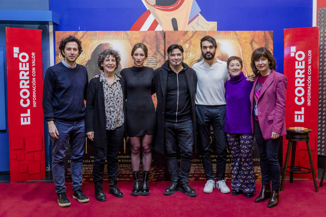 Manu Paino (productor), Ana Oregi (concejala en el Ayuntamiento de Vitoria), Edurne Azkarate, Paul Urkijo, Eneko Sagardoy, García de Salazar (teniente de diputado general) y María Goti (gerente de EL CORREO en Álava) posan en el photocall.