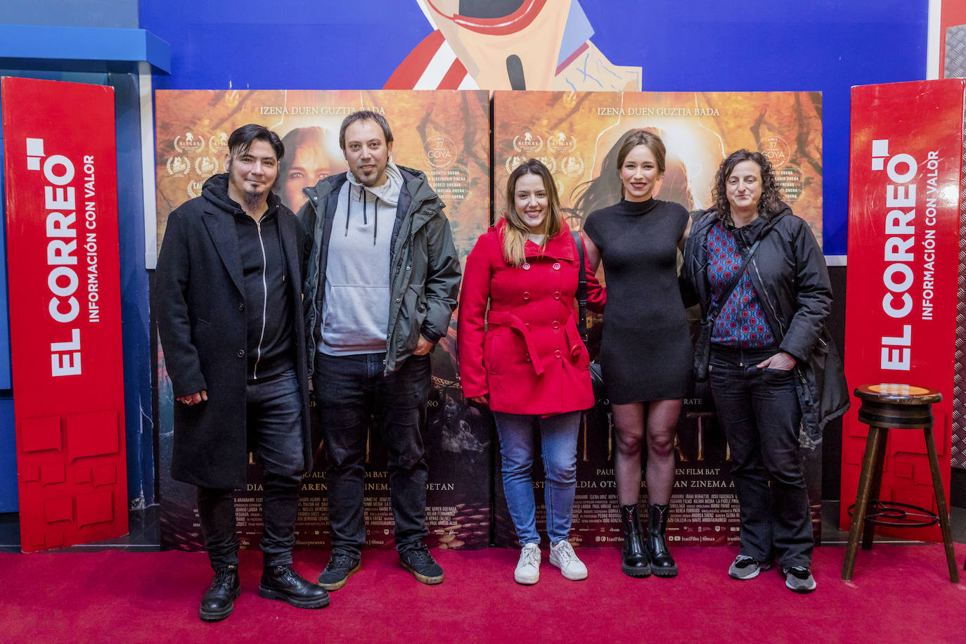 Urko Ros, Ainhoa Garmendia y Ainhoa Bergara fueron algunos de los suscriptores que se pudieron tomar una fotografía con Azkarate y Urkijo. Recibieron también una camiseta de regalo.