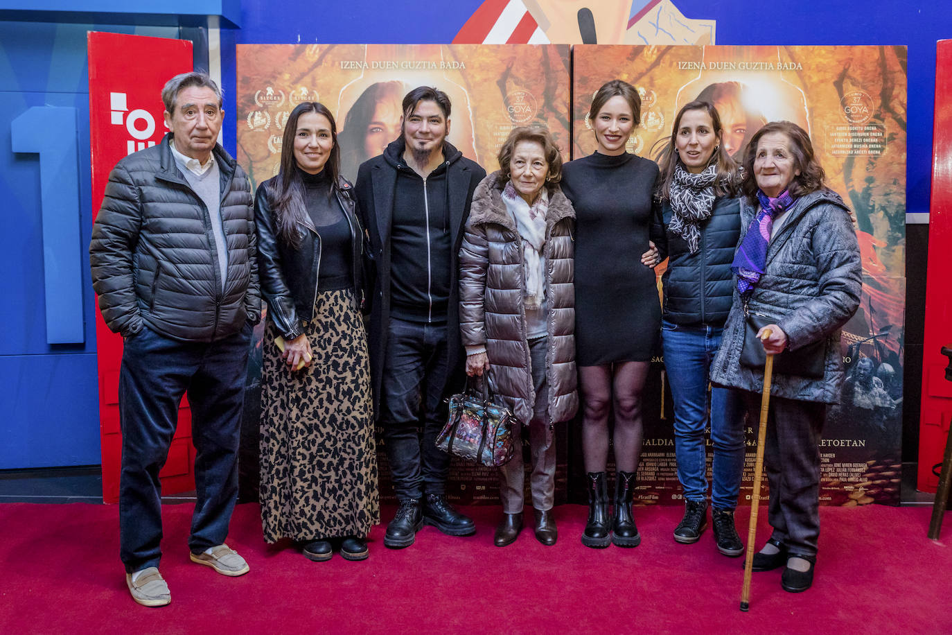 Las familias de los alaveses, los Urkijo y Azkarate, no se perdieron el preestreno de 'Irati'. En la image, la directora de arte Izaskun Urkijo, su hermano Paul y Edurne Azkarate, actriz protagonista de la película.