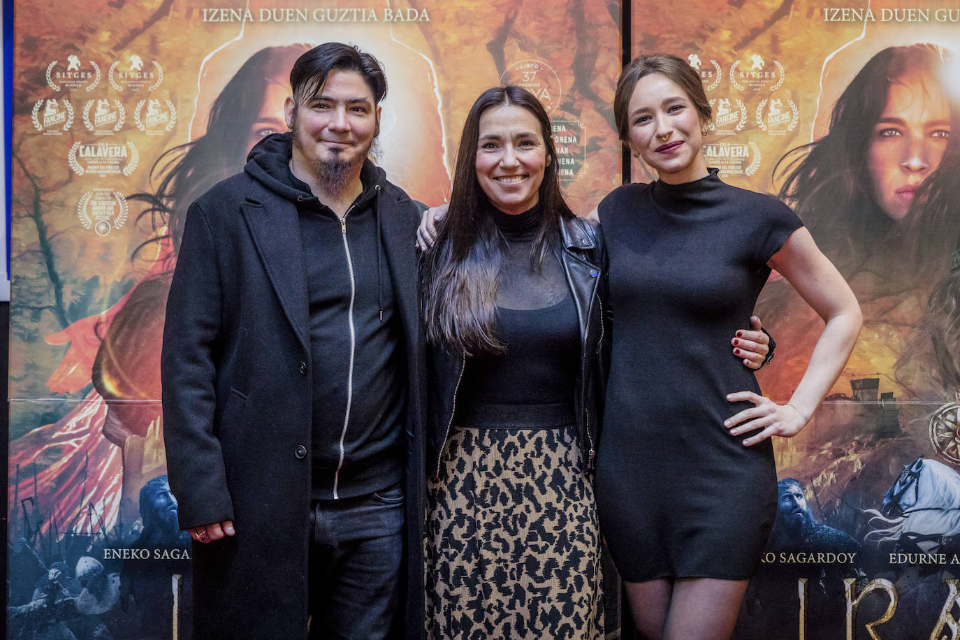 Los hermanos Urkijo, colaboradores habituales, junto a la actriz Edurne Azkarate.