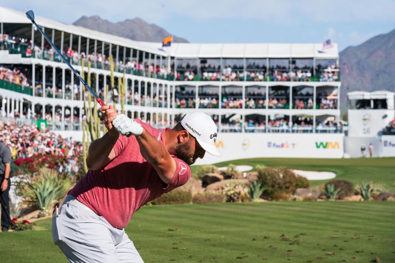 Rahm parte del hoyo 16 en el Phoenix Open.