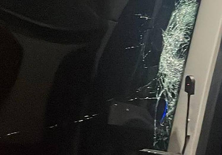 Daños en el parabrisas del bus provocados por impactos con señales en la autopista tras el desvanecimiento de su conductor