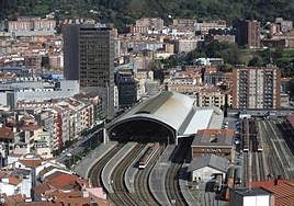 Imagen de la estación de Abando con la actual cúpula: la original, más grande, y la añadida, a la derecha