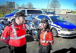 Carlos, 'Charlie', y Maricruz, 'Guru', patrulla especializada en transporte, en la base de la Unidad de Tráfico Bizkaia, en Erandio.