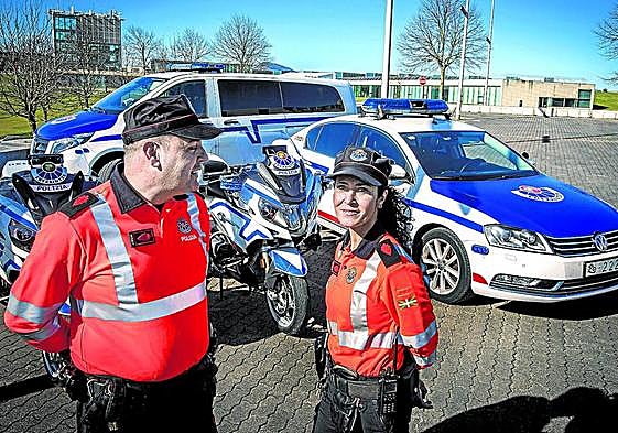 Carlos, 'Charlie', y Maricruz, 'Guru', patrulla especializada en transporte, en la base de la Unidad de Tráfico Bizkaia, en Erandio.
