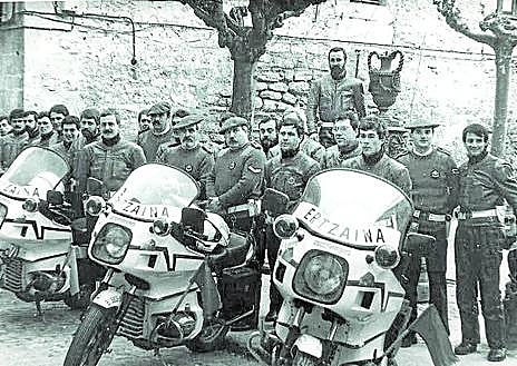 Imagen secundaria 1 - La Unidad de Tráfico de la Ertzaintza cumple 40 años: «Nos tuvimos que inventar»