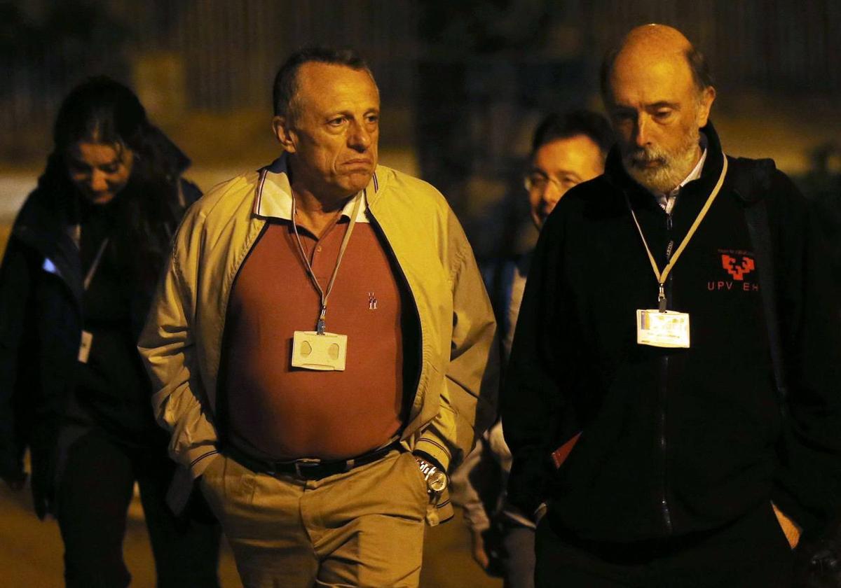 Paco Etxeberria (dcha) junto a otro forense en la exhumación en Isla Negra en 2013.