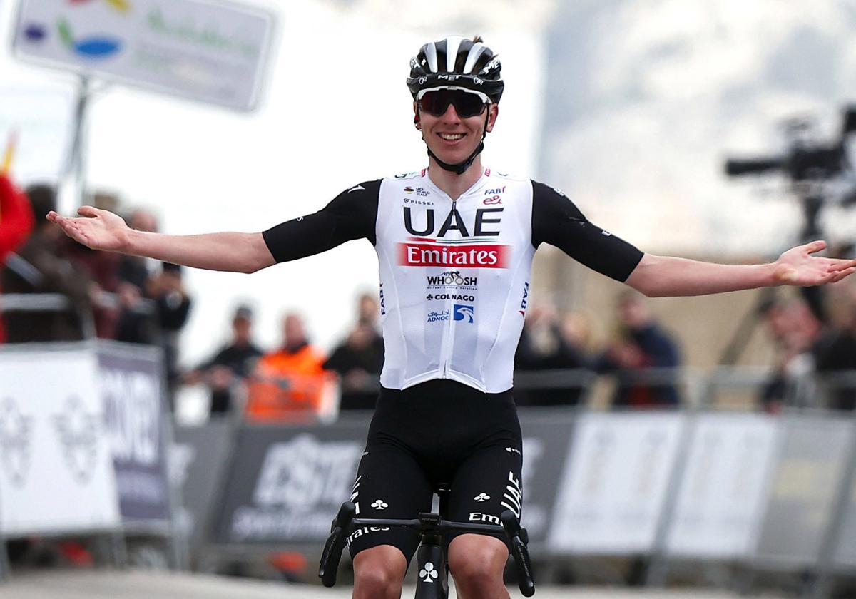 Tadej Pogacar celebra su victoria en la Vuelta a Andalucía.