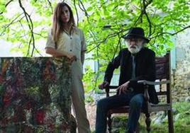Barbara Goenaga y su padre, Juan Luis Goenaga, en Alkiza, con uno de los cuadros del pintor que salieron en 'Rifkin's Festibal.