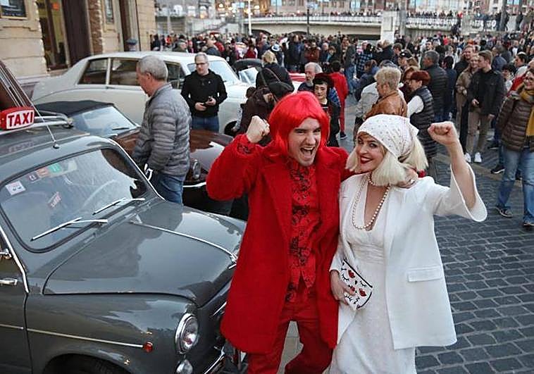 Farolín y Zarambolas, en la plaza del Arriaga, en la concentración de coches clásicos.
