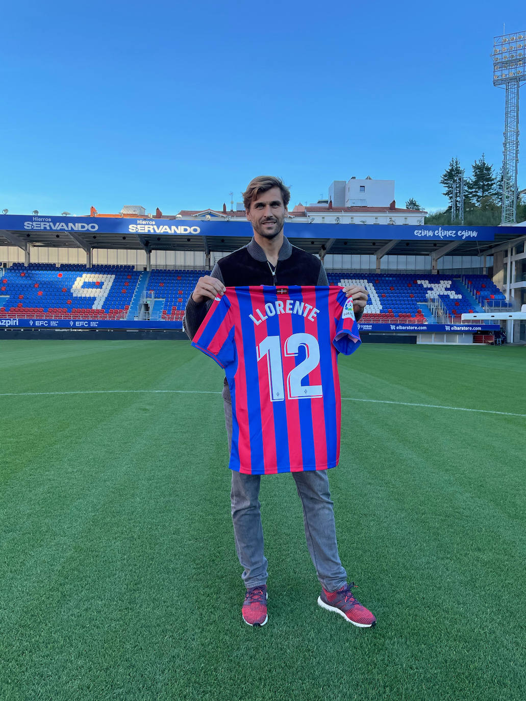 Llorente posa con la camiseta del Eibar en el césped de Ipurua en octubre de 2021.