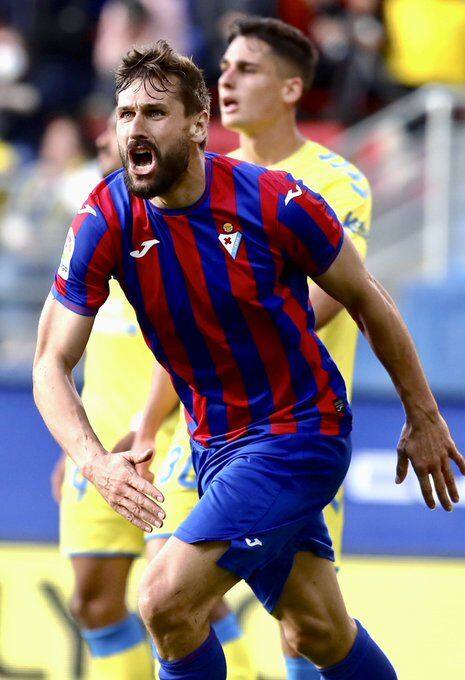 En mayo de 2022, durante uno de sus últimos partidos en el Eibar, club del que salió el verano pasado. Desde entonces, Llorente ha estado ocho meses sin encontrar equipo.