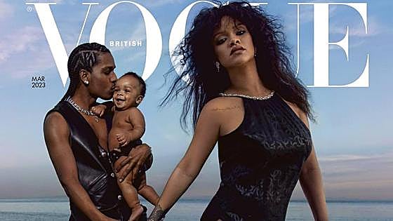 Rihanna posa por primera vez con su hijo