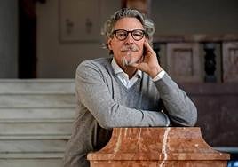 Lazkano, en las escaleras de mármol del Bellas Artes de Bilbao.