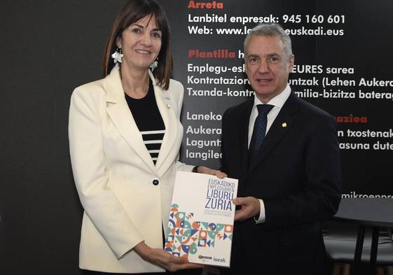 El lehendakari Urkullu e Idoia Mendia, con el Libro Blanco sobre el Empleo en Euskadi.