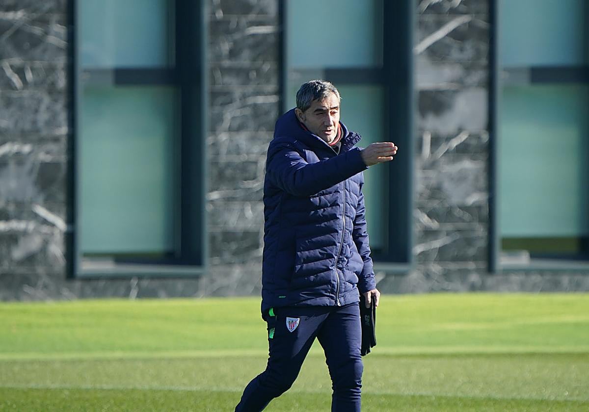Ernesto Valverde da instrucciones a sus jugadores en Lezama.